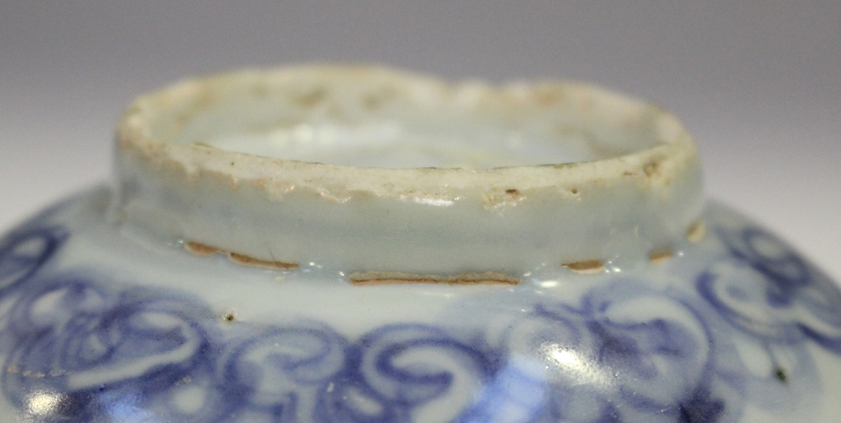 Two Chinese blue and white porcelain circular bowls, Ming dynasty, each exterior painted with - Image 7 of 14