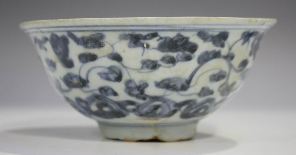 Two Chinese blue and white porcelain circular bowls, Ming dynasty, each exterior painted with - Image 2 of 14