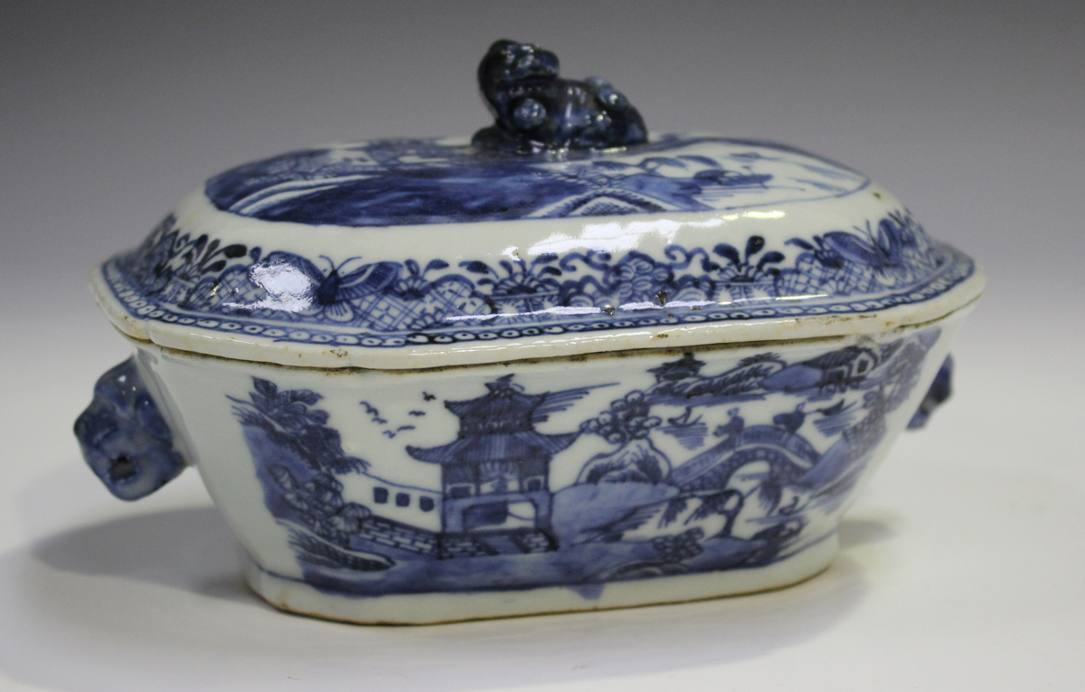 A Chinese blue and white export porcelain tea caddy, late Qianlong period, the sides painted with - Image 14 of 18