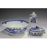 A Chinese blue and white export porcelain tea caddy, late Qianlong period, the sides painted with