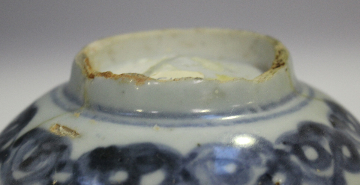 Two Chinese blue and white porcelain circular bowls, Ming dynasty, each exterior painted with - Image 8 of 14