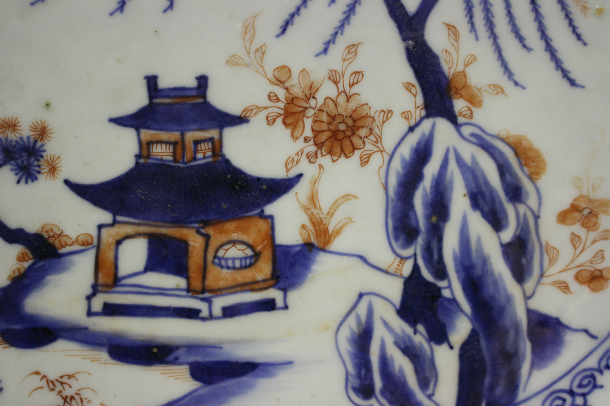 A Chinese Imari export porcelain meat dish, Qianlong period, painted with a pavilion on an island - Image 5 of 6