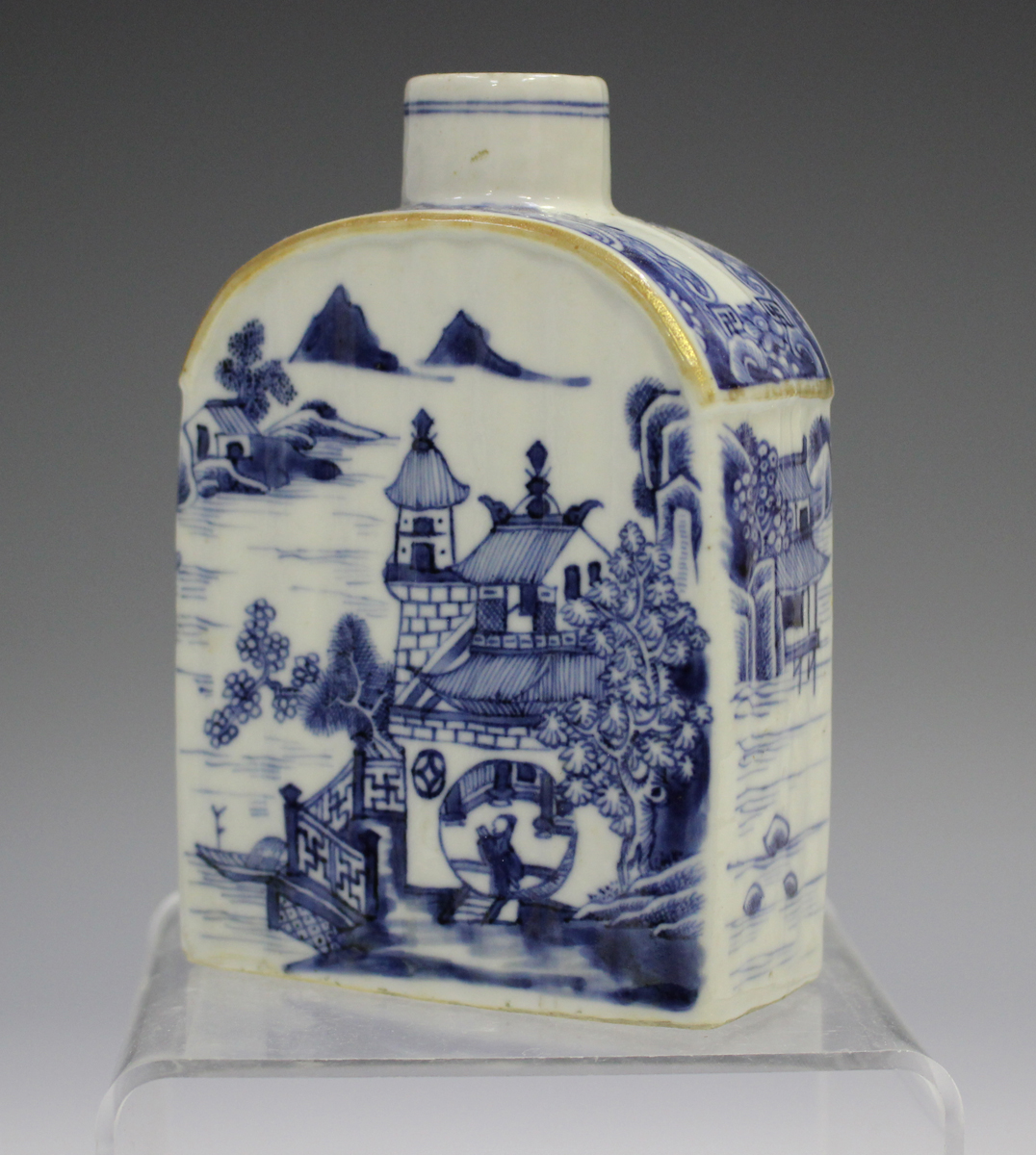 A Chinese blue and white export porcelain tea caddy, late Qianlong period, the sides painted with - Image 18 of 18