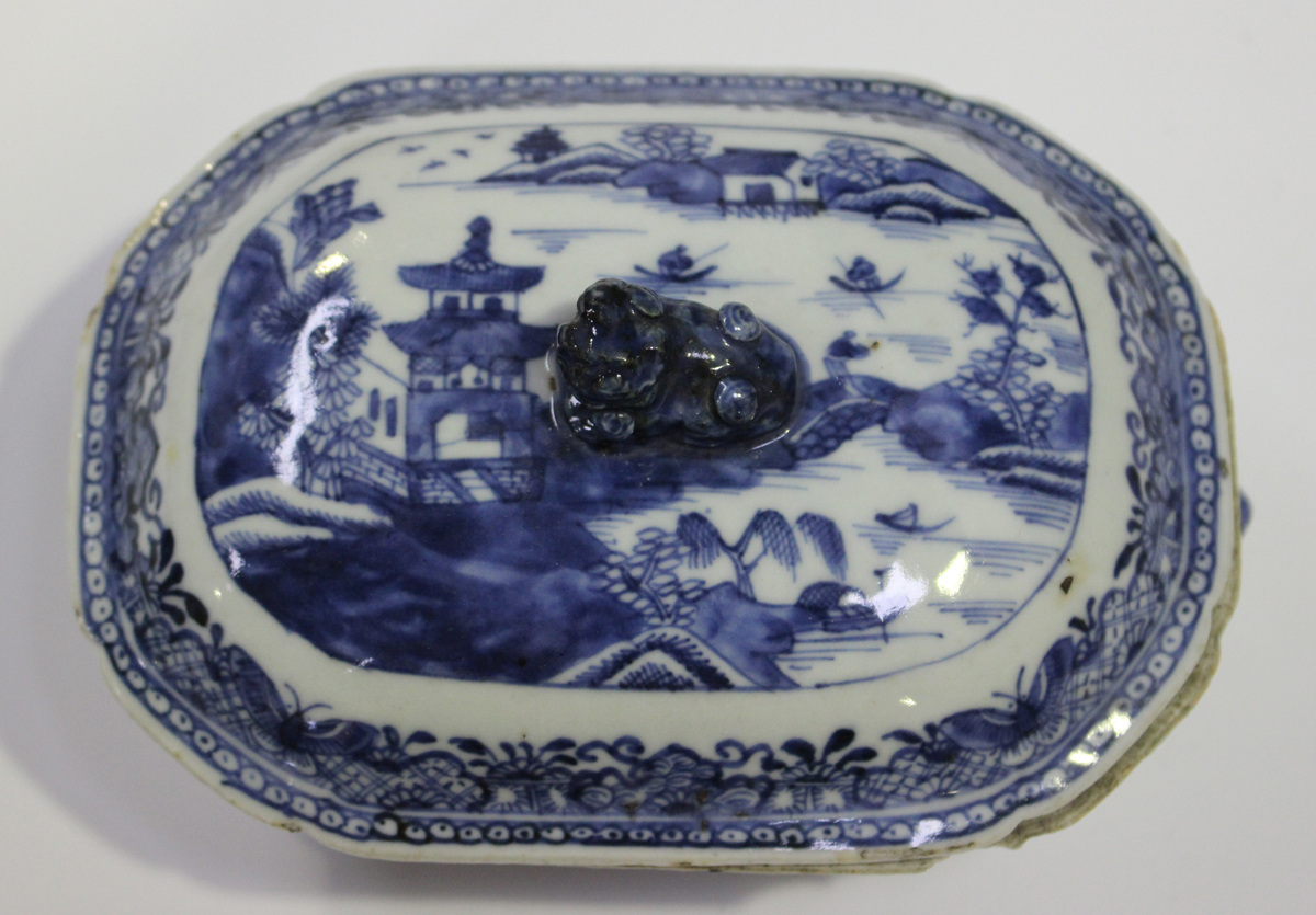 A Chinese blue and white export porcelain tea caddy, late Qianlong period, the sides painted with - Image 12 of 18