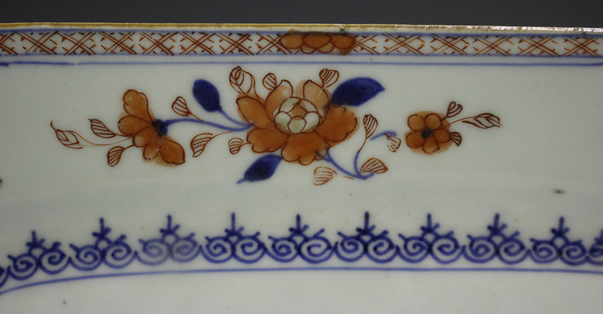 A Chinese Imari export porcelain meat dish, Qianlong period, painted with a pavilion on an island - Image 6 of 6