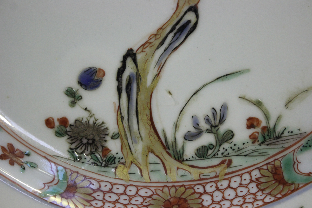 A Chinese famille verte porcelain plate, Kangxi period, the centre painted and gilt with a - Image 6 of 7