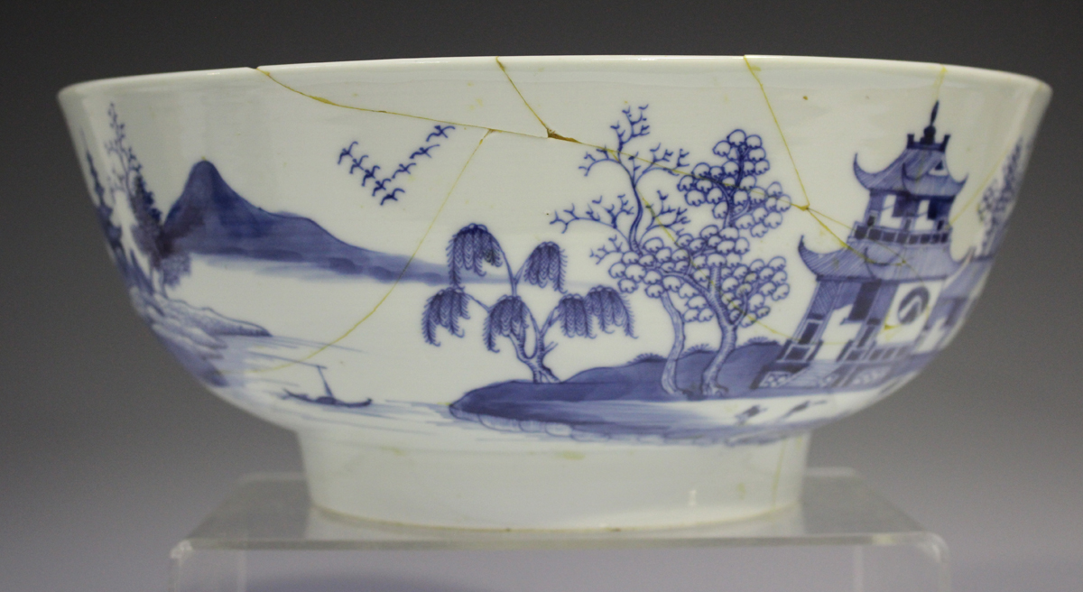 A Chinese blue and white export porcelain tea caddy, late Qianlong period, the sides painted with - Image 2 of 18