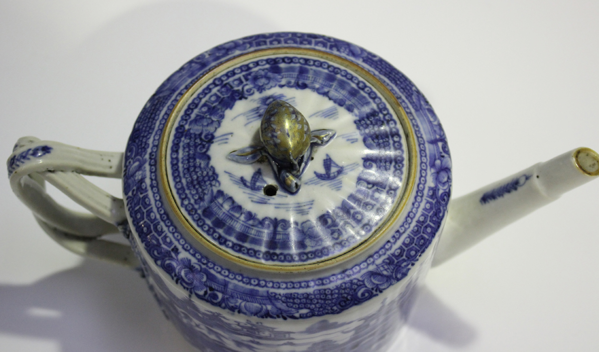 A Chinese blue and white export porcelain teapot and cover, Qianlong period, of gently fluted - Image 6 of 9