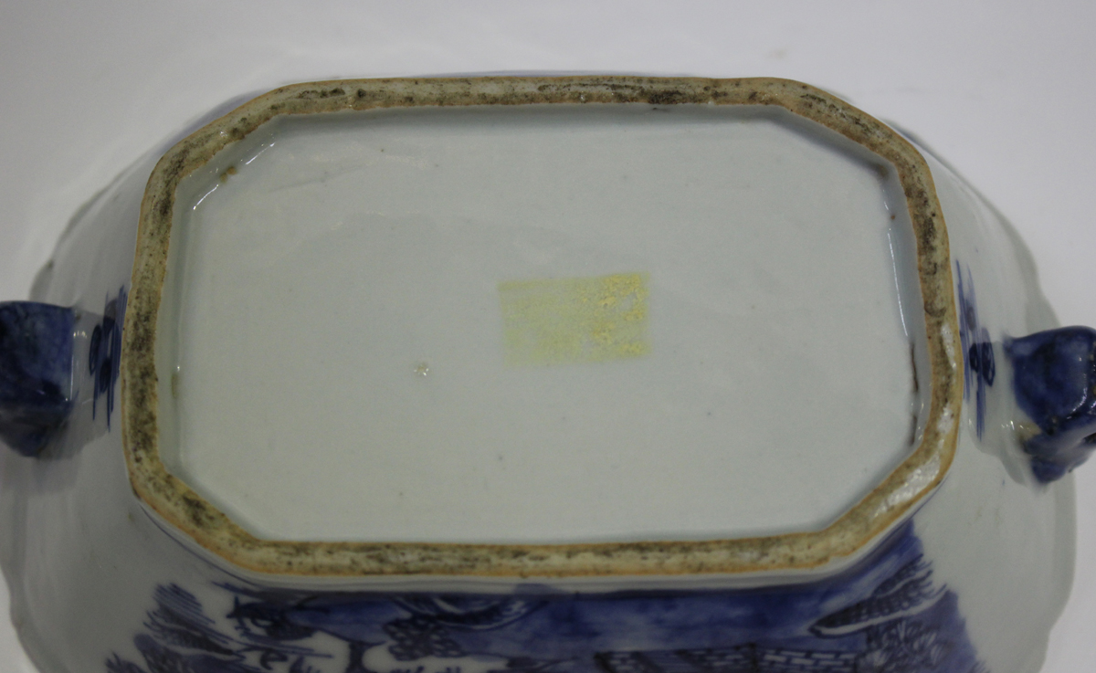 A Chinese blue and white export porcelain tea caddy, late Qianlong period, the sides painted with - Image 9 of 18