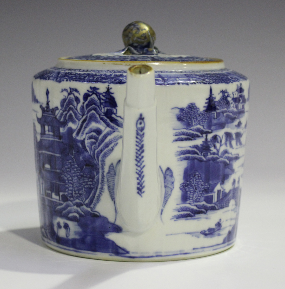 A Chinese blue and white export porcelain teapot and cover, Qianlong period, of gently fluted - Image 8 of 9