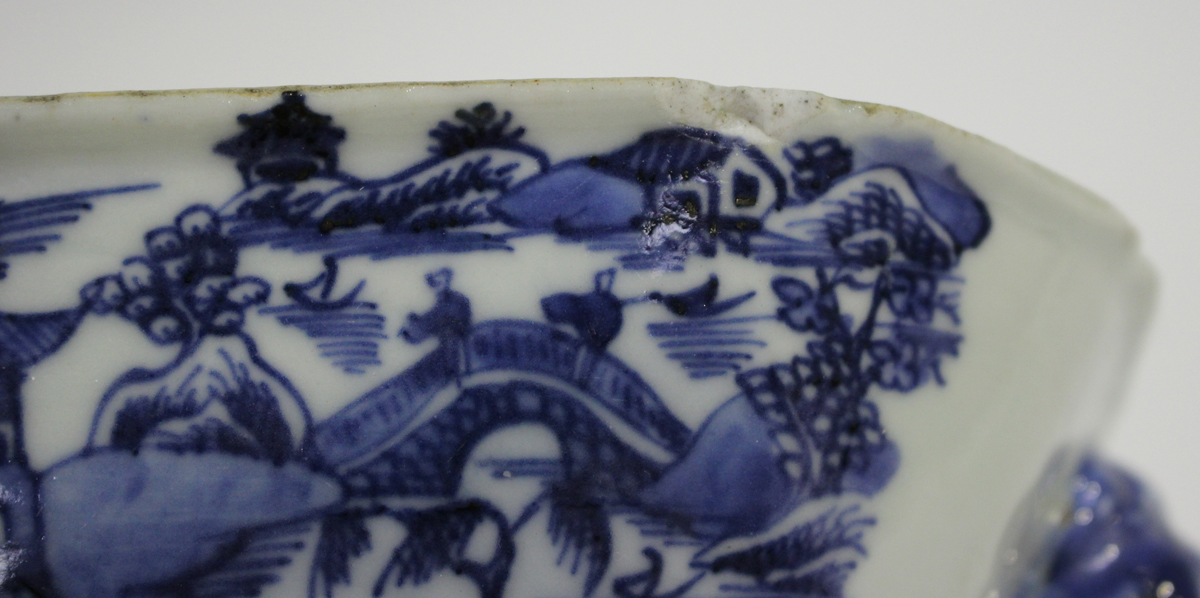 A Chinese blue and white export porcelain tea caddy, late Qianlong period, the sides painted with - Image 11 of 18