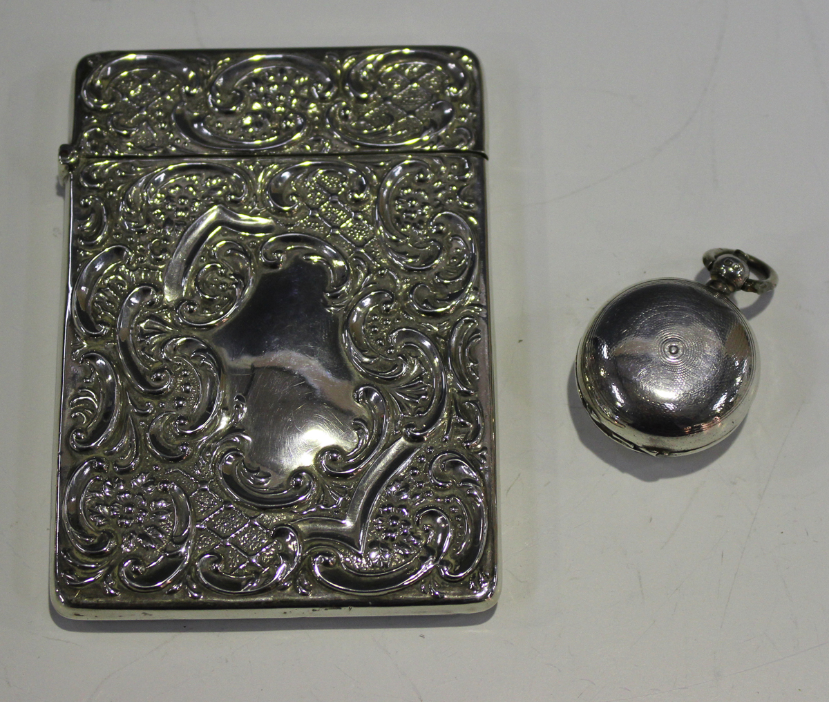 An Edwardian silver card case of rectangular form, embossed with foliate scroll and trellis - Image 4 of 4