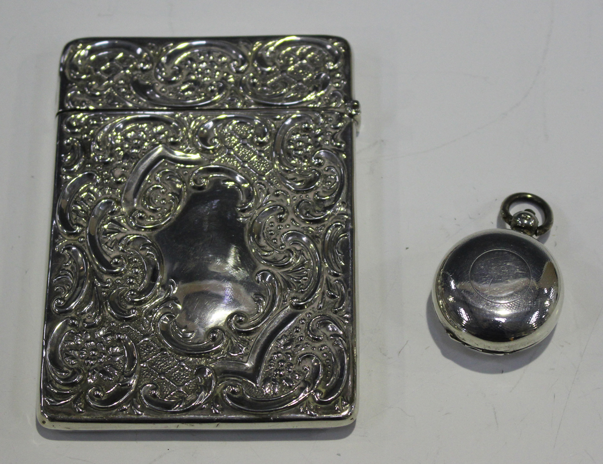 An Edwardian silver card case of rectangular form, embossed with foliate scroll and trellis - Image 3 of 4