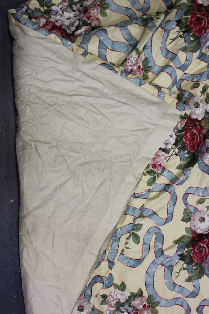 Three pairs of modern printed cotton floor-length curtains, decorated with blue ribbons and rose - Image 5 of 7