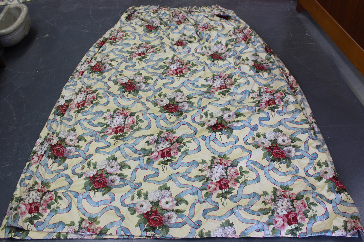 Three pairs of modern printed cotton floor-length curtains, decorated with blue ribbons and rose - Image 3 of 7