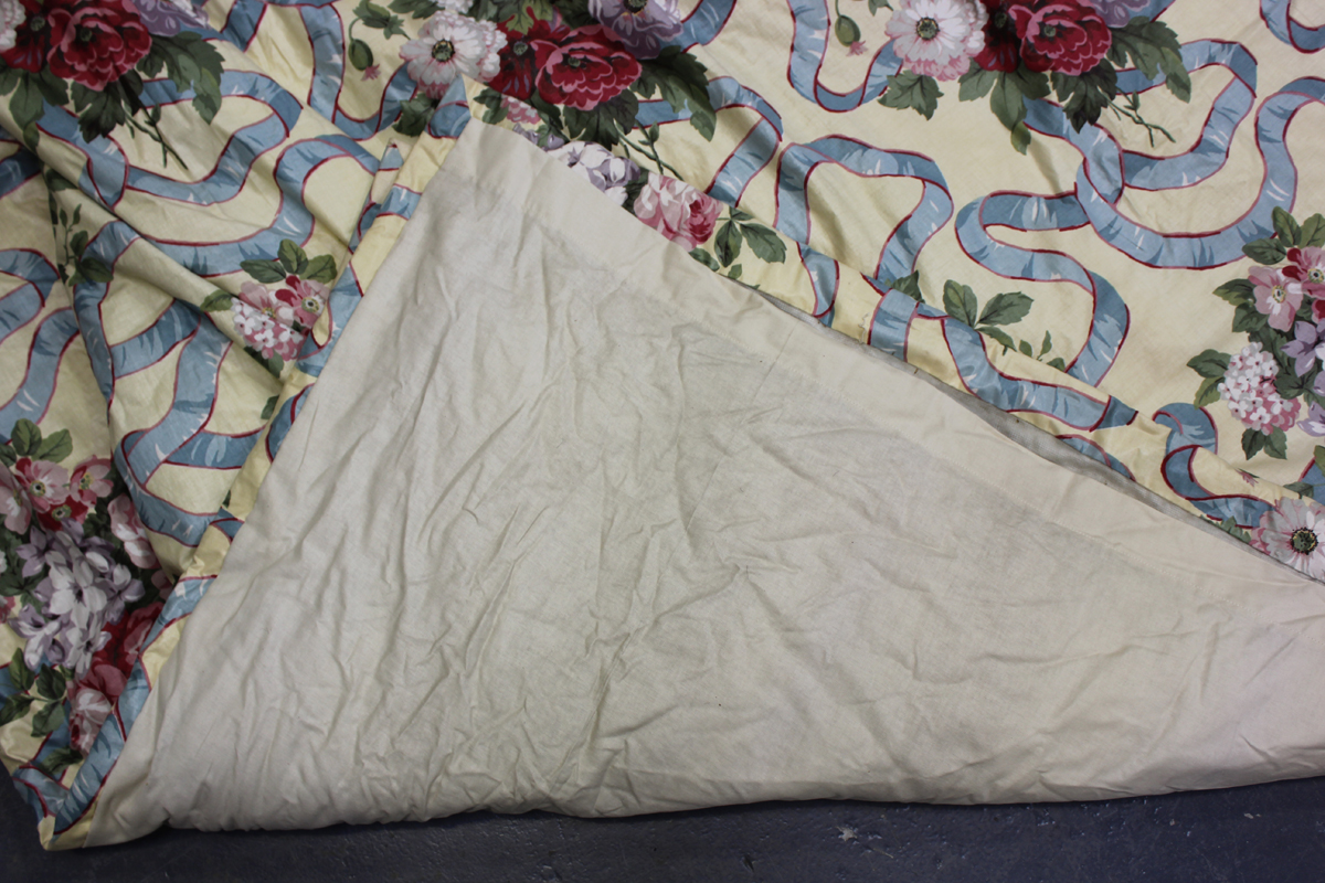 Three pairs of modern printed cotton floor-length curtains, decorated with blue ribbons and rose - Image 4 of 7