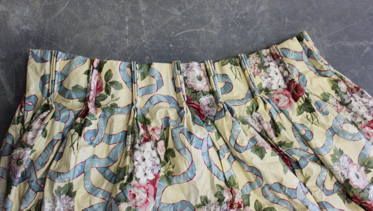 Three pairs of modern printed cotton floor-length curtains, decorated with blue ribbons and rose - Image 6 of 7