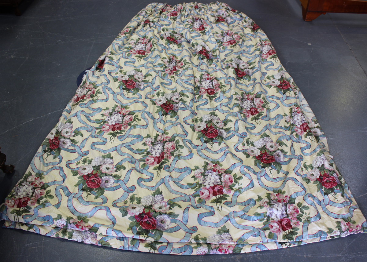 Three pairs of modern printed cotton floor-length curtains, decorated with blue ribbons and rose - Image 2 of 7