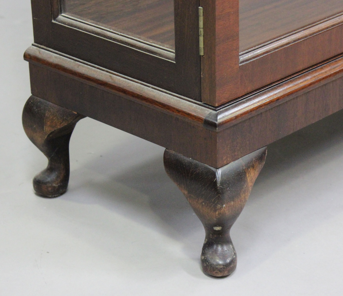 A George V mahogany display cabinet, on cabriole legs, height 120cm, width 123cm, depth 32cm.Buyer’s - Image 5 of 7