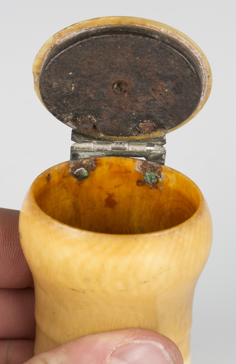 An early 18th century Scottish ivory snuff mull of turned ogee form, the lid with silver foliate - Image 3 of 5