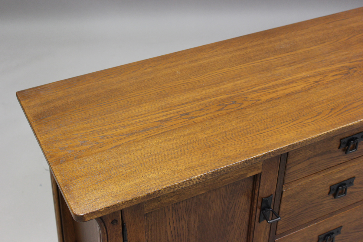 A modern Arts and Crafts style oak sideboard and matching side cabinet by Sherry, sideboard height - Image 4 of 9