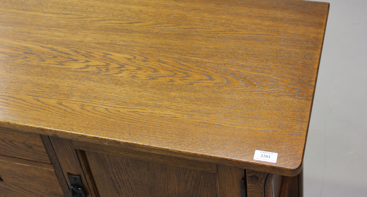 A modern Arts and Crafts style oak sideboard and matching side cabinet by Sherry, sideboard height - Image 5 of 9