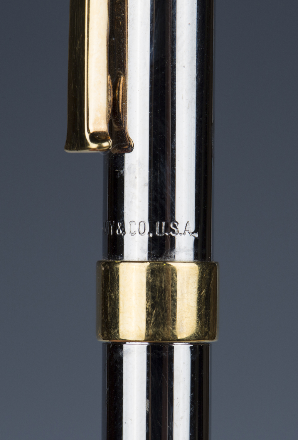 A Tiffany & Co USA gilt metal mounted propelling pencil with T-shaped pocket clip, length 13.2cm. - Image 2 of 3