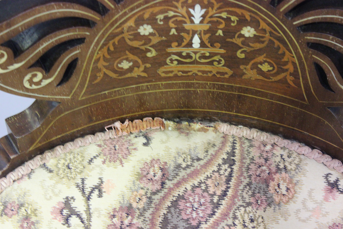 A pair of Edwardian Neoclassical Revival mahogany pierced fan back salon chairs with profusely - Image 4 of 11