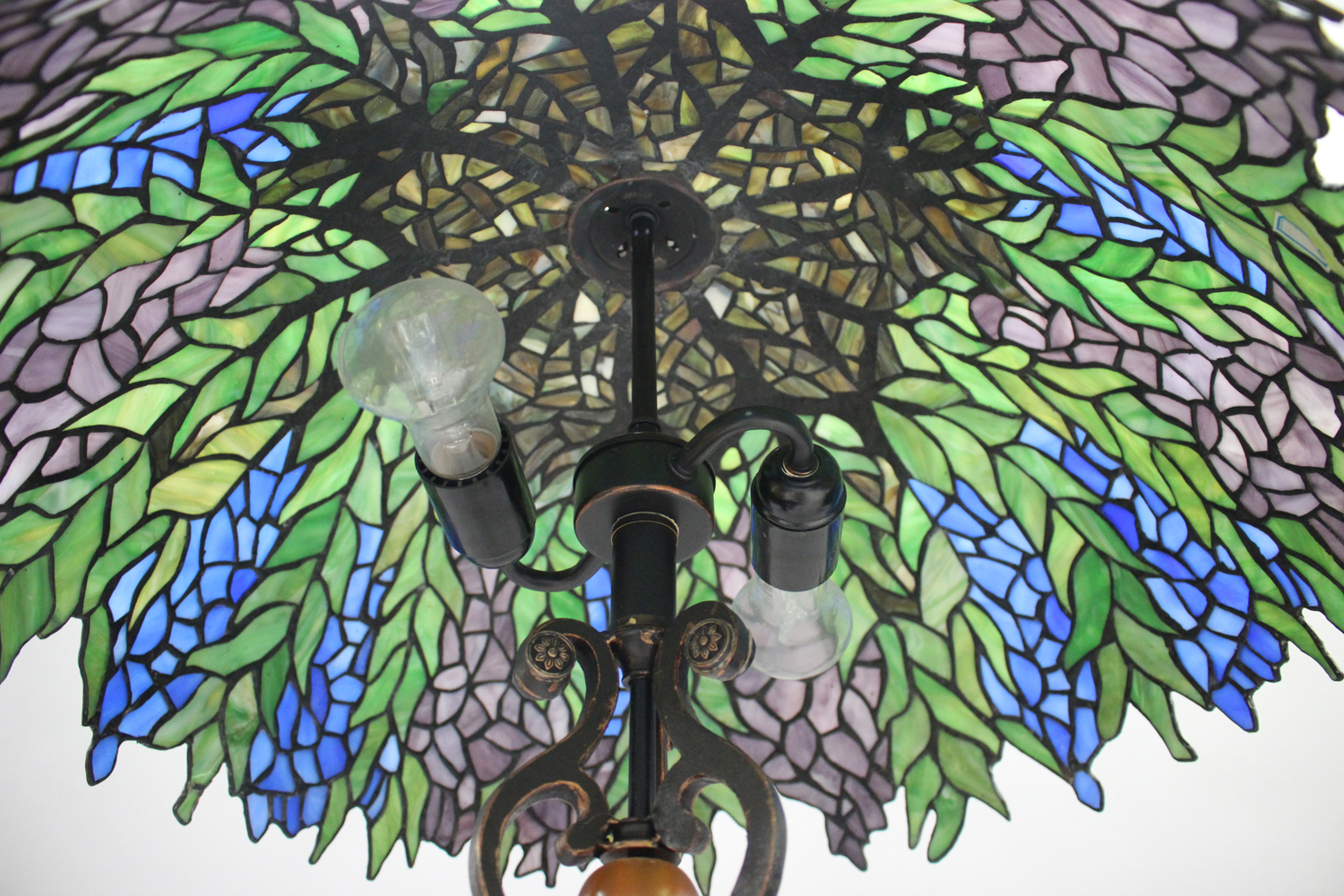 A modern anodized metal lamp standard, fitted with a large Tiffany style stained and leaded glass - Image 4 of 5