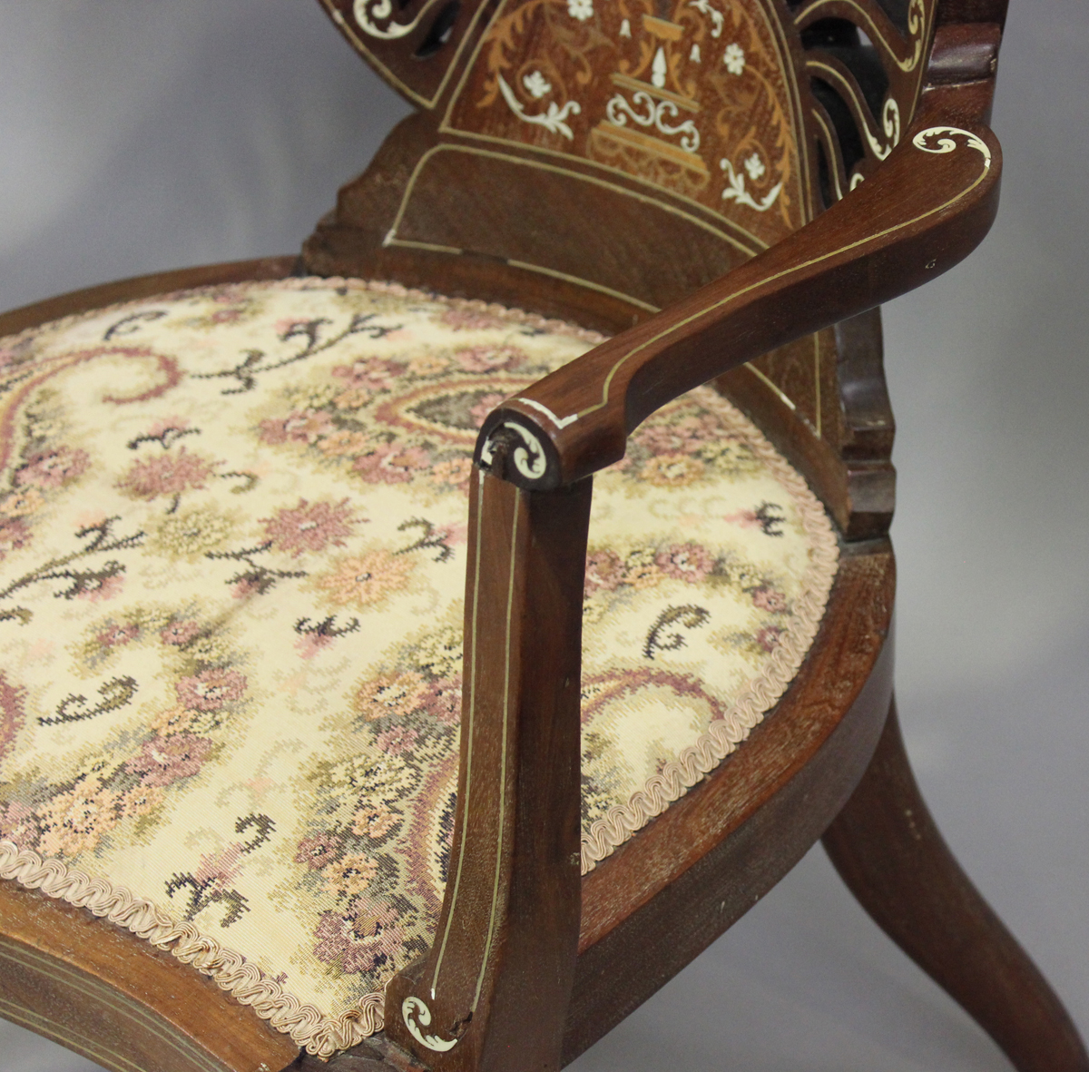 A pair of Edwardian Neoclassical Revival mahogany pierced fan back salon chairs with profusely - Image 9 of 11