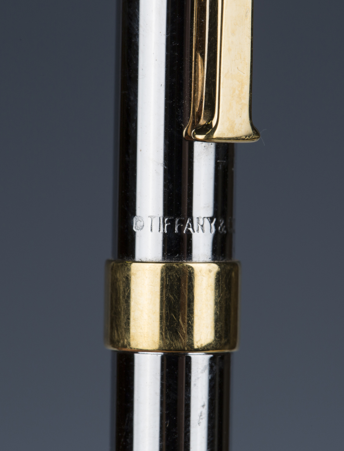 A Tiffany & Co USA gilt metal mounted propelling pencil with T-shaped pocket clip, length 13.2cm. - Image 3 of 3