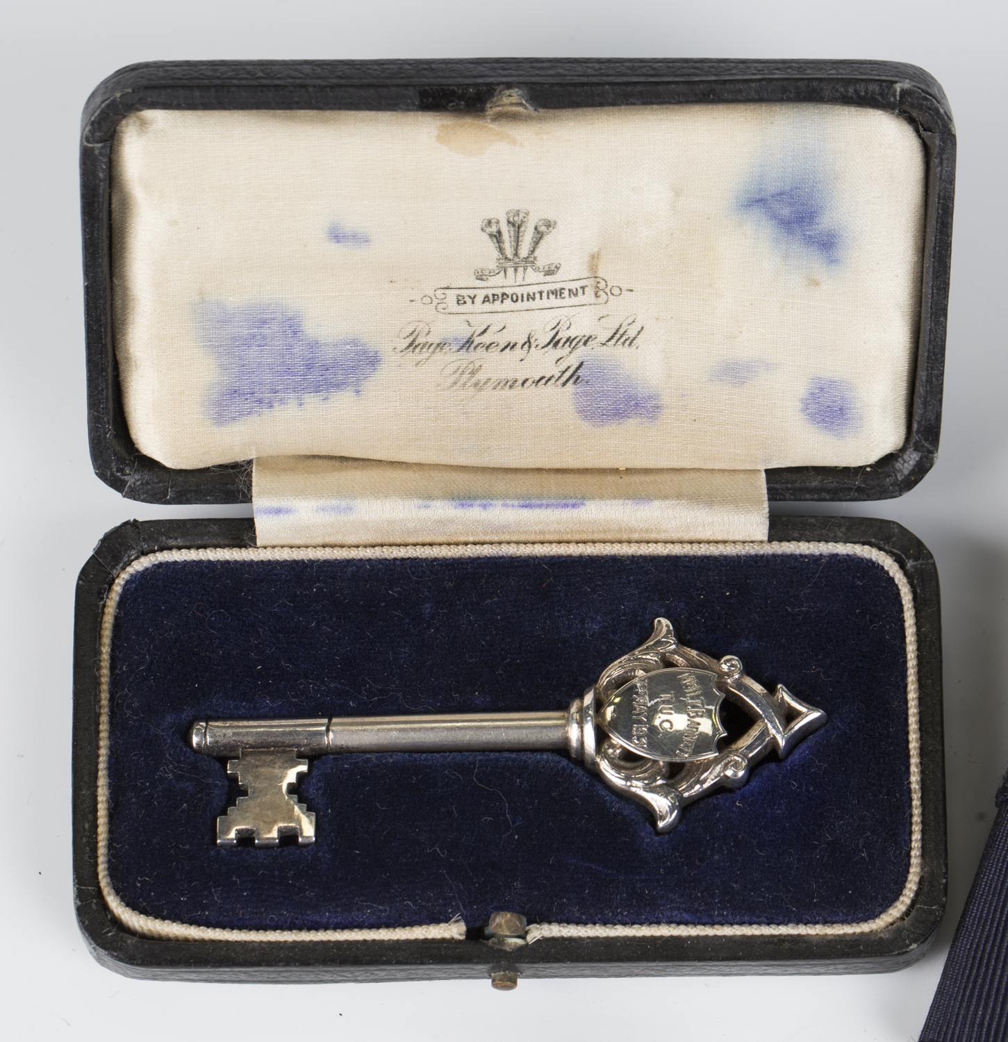 A small group of collectors' items, including a silver presentation key, Birmingham 1928, cased, a - Image 6 of 6