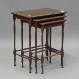 An Edwardian mahogany nest of three occasional tables with satinwood crossbanding, on turned legs,