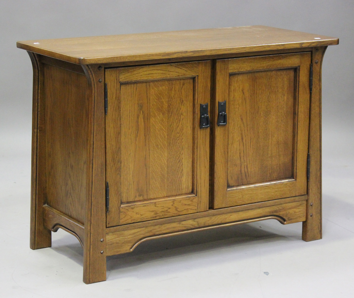A modern Arts and Crafts style oak sideboard and matching side cabinet by Sherry, sideboard height - Image 2 of 9