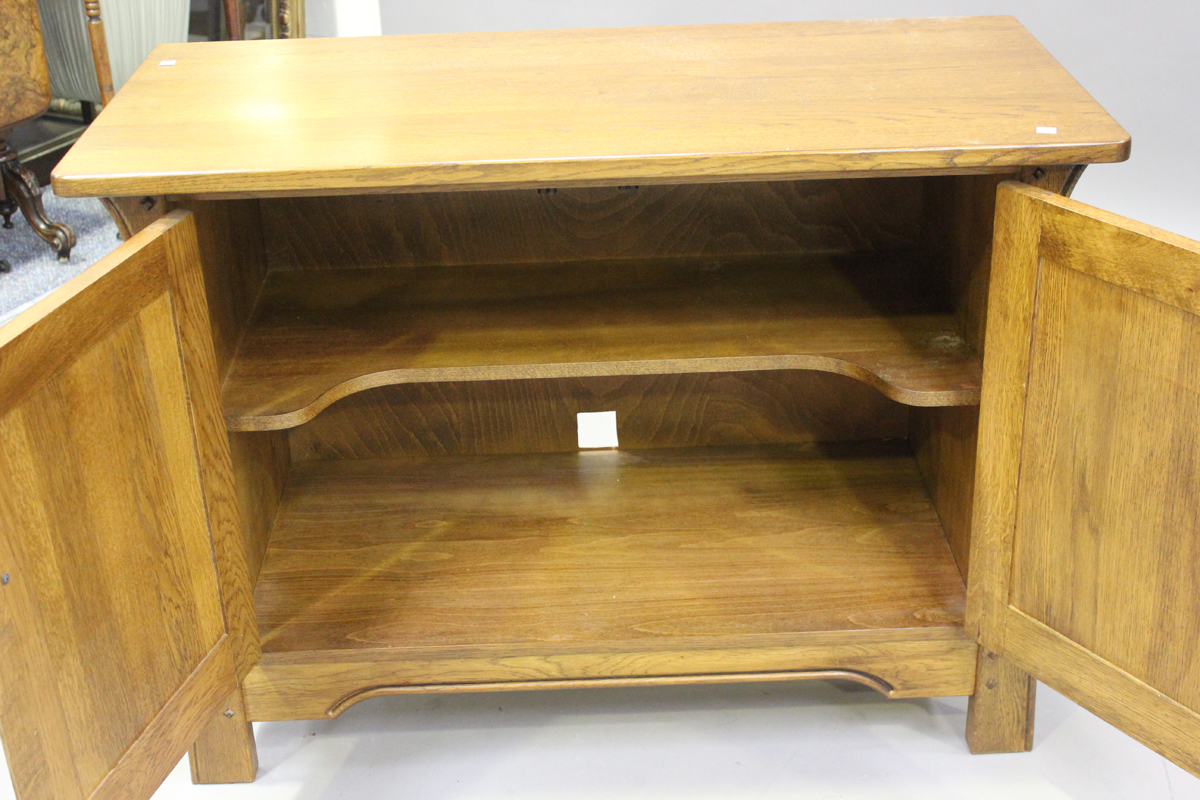 A modern Arts and Crafts style oak sideboard and matching side cabinet by Sherry, sideboard height - Image 8 of 9