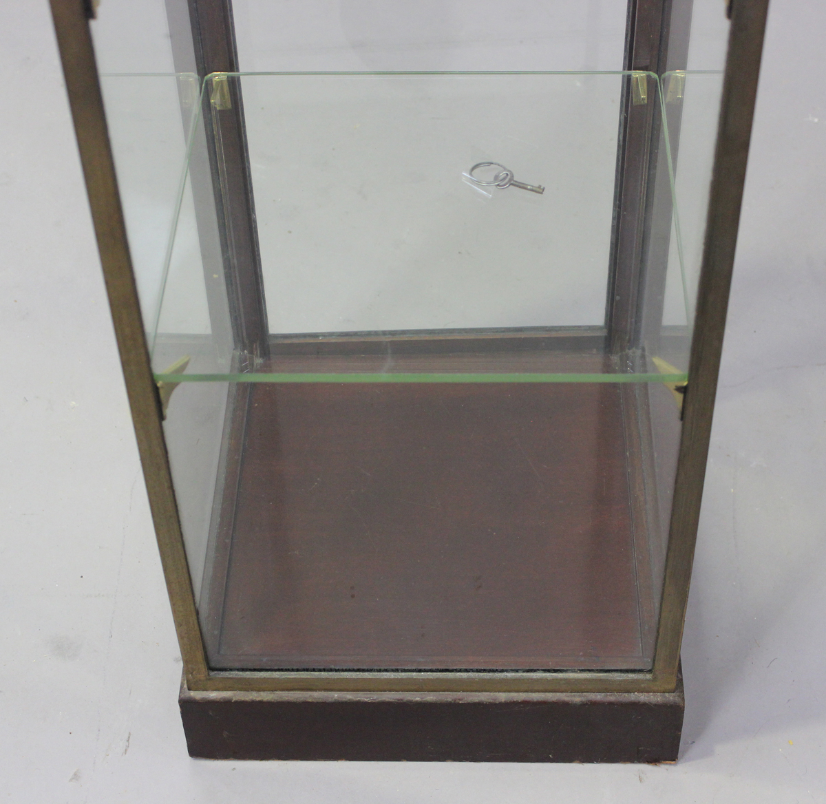 A mid-20th century brass framed display case with lockable hinged door, two glass shelves and - Image 4 of 4