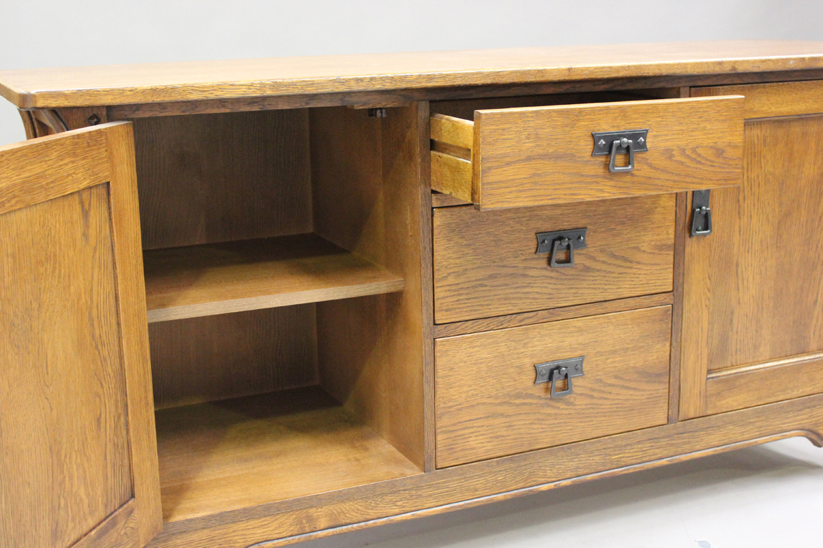 A modern Arts and Crafts style oak sideboard and matching side cabinet by Sherry, sideboard height - Image 3 of 9