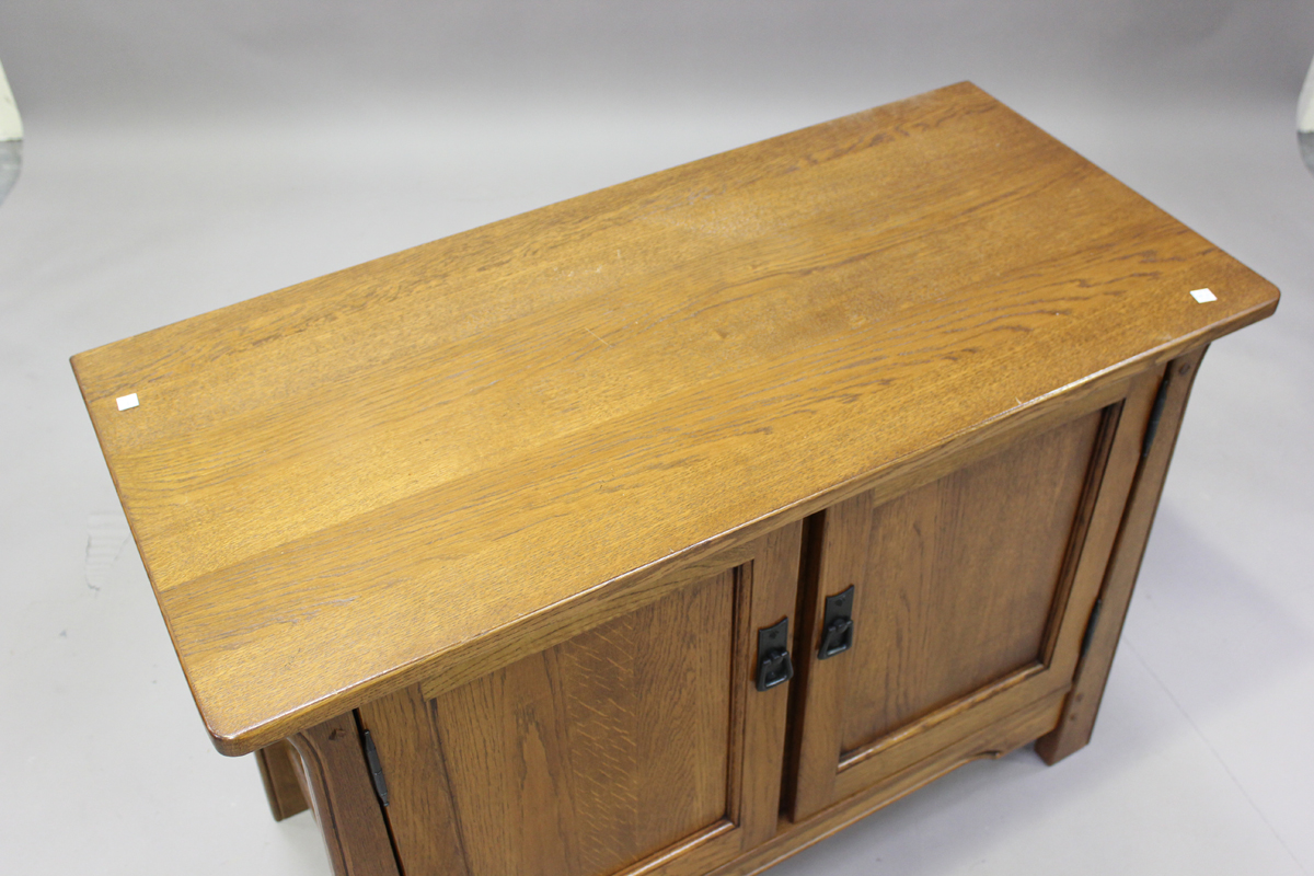 A modern Arts and Crafts style oak sideboard and matching side cabinet by Sherry, sideboard height - Image 9 of 9