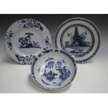 A London Delft plate, late 18th century, blue painted with a chinoiserie landscape, diameter 23cm,