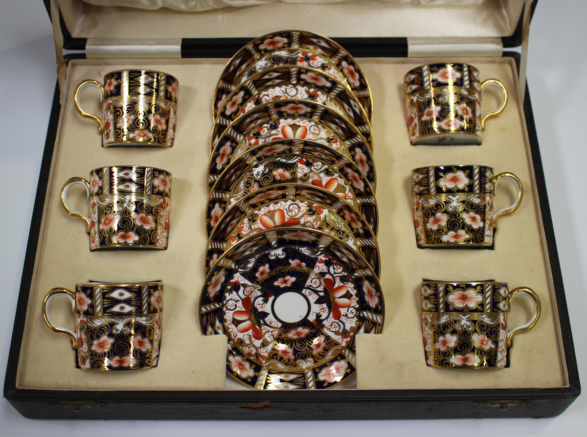 A set of six Royal Crown Derby Imari coffee cans and saucers, circa 1912 to 1916, pattern No. - Image 5 of 5