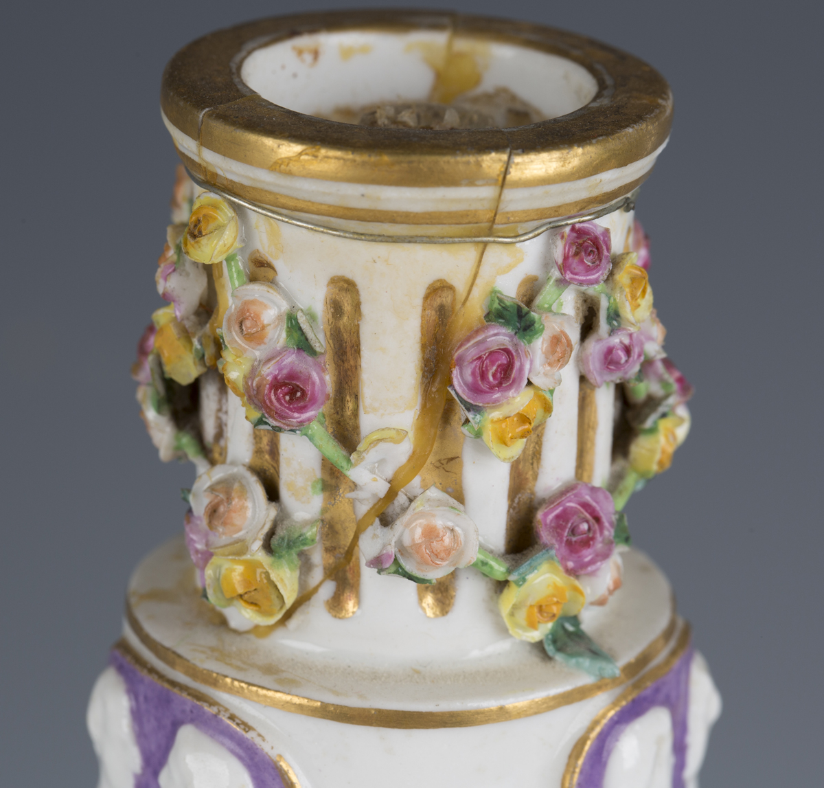 A pair of Meissen candlesticks, 19th century, modelled after Leuteritz as a triangular stem hung - Image 5 of 9