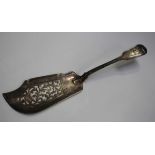 A Victorian silver Fiddle & Thread pattern fish slice with pierced blade, London 1843 by John