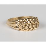 An Edwardian 18ct gold ring in a beaded and interwoven keeper design, Chester 1903, weight 6g,