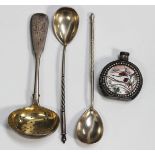 A Russian silver Fiddle pattern sugar sifter spoon, 84 zolotnik, Moscow 1908-1926, length 14.5cm,