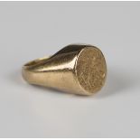 An 18ct gold oval signet ring, the front engraved with a crest, the back with a hinged