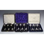 A set of six Edwardian silver Onslow pattern teaspoons, London 1904, cased, together with a set of