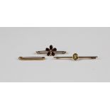 A gold and flat cut garnet bar brooch, designed as a flowerhead, unmarked, weight 4.1g, width 4.5cm,