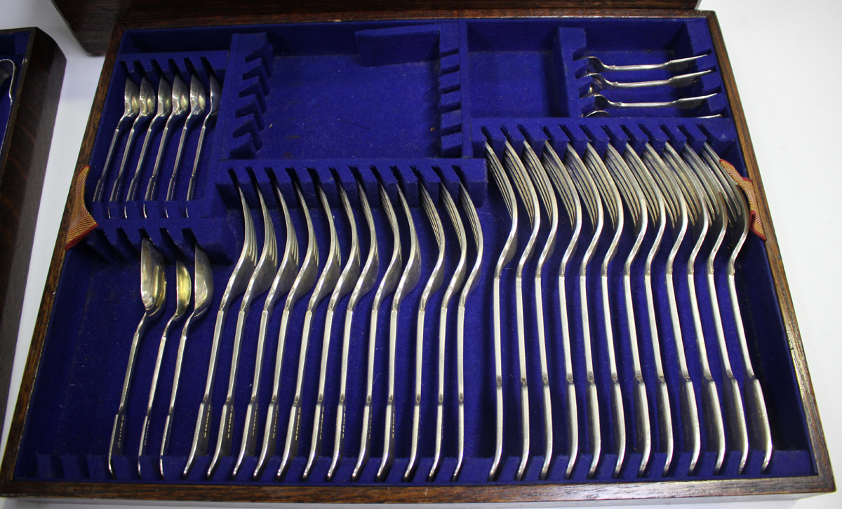 A part canteen of plated Fiddle pattern cutlery, comprising twelve table forks and spoons, twelve - Image 6 of 7