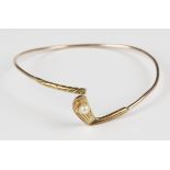 A 9ct gold and cultured pearl bangle in the form of a curled golf club, weight 7.1g, inside width