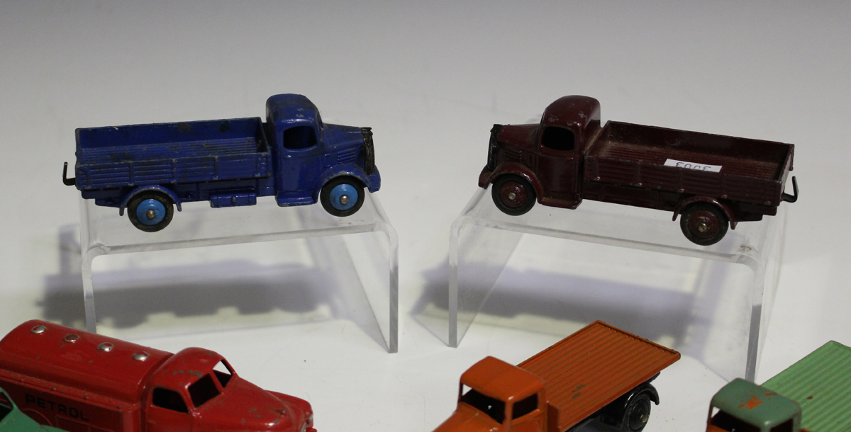 A collection of Dinky Toys commercial and public transport vehicles, including two No. 25T flat - Image 7 of 8
